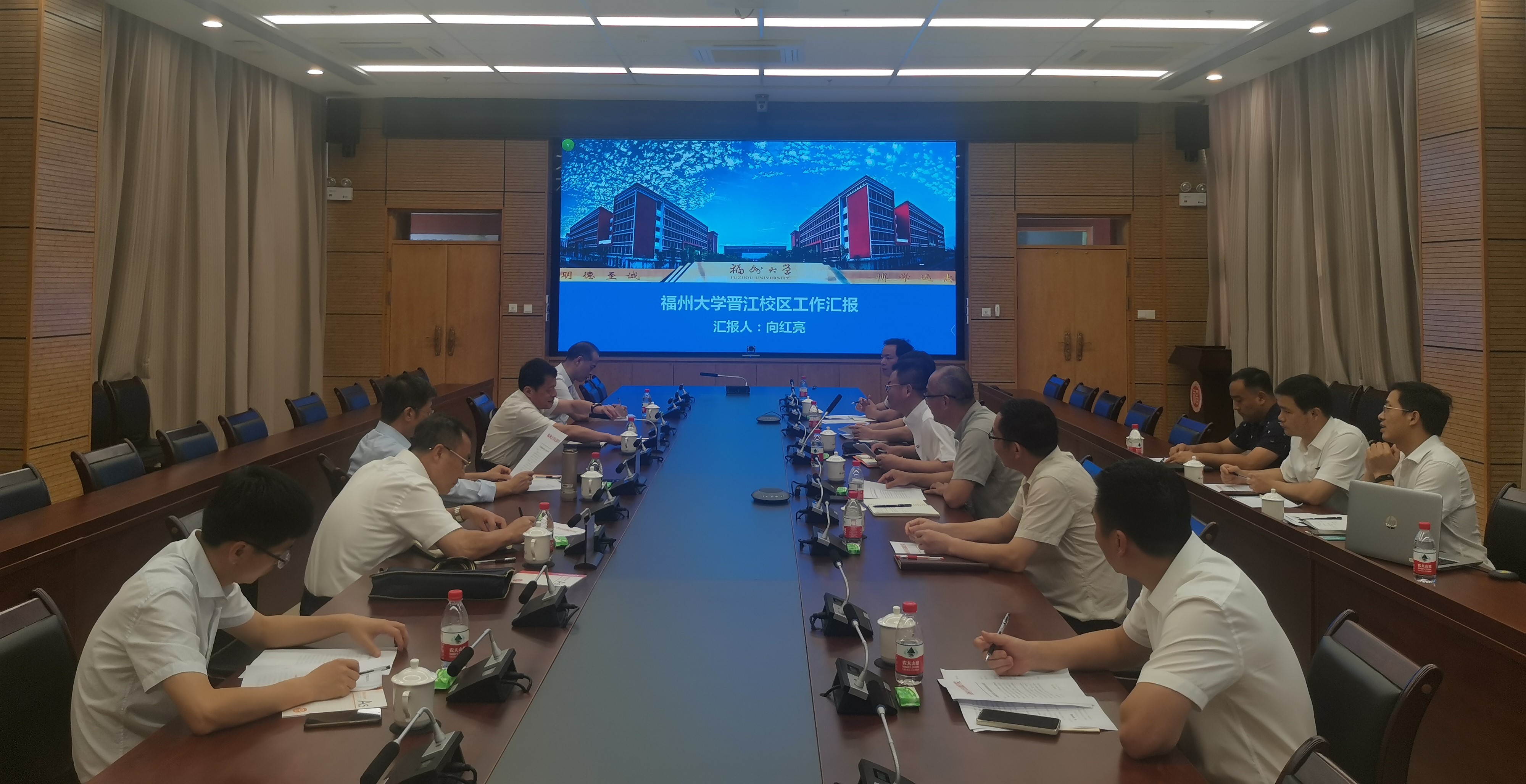 听取晋江校区工作汇报.jpg