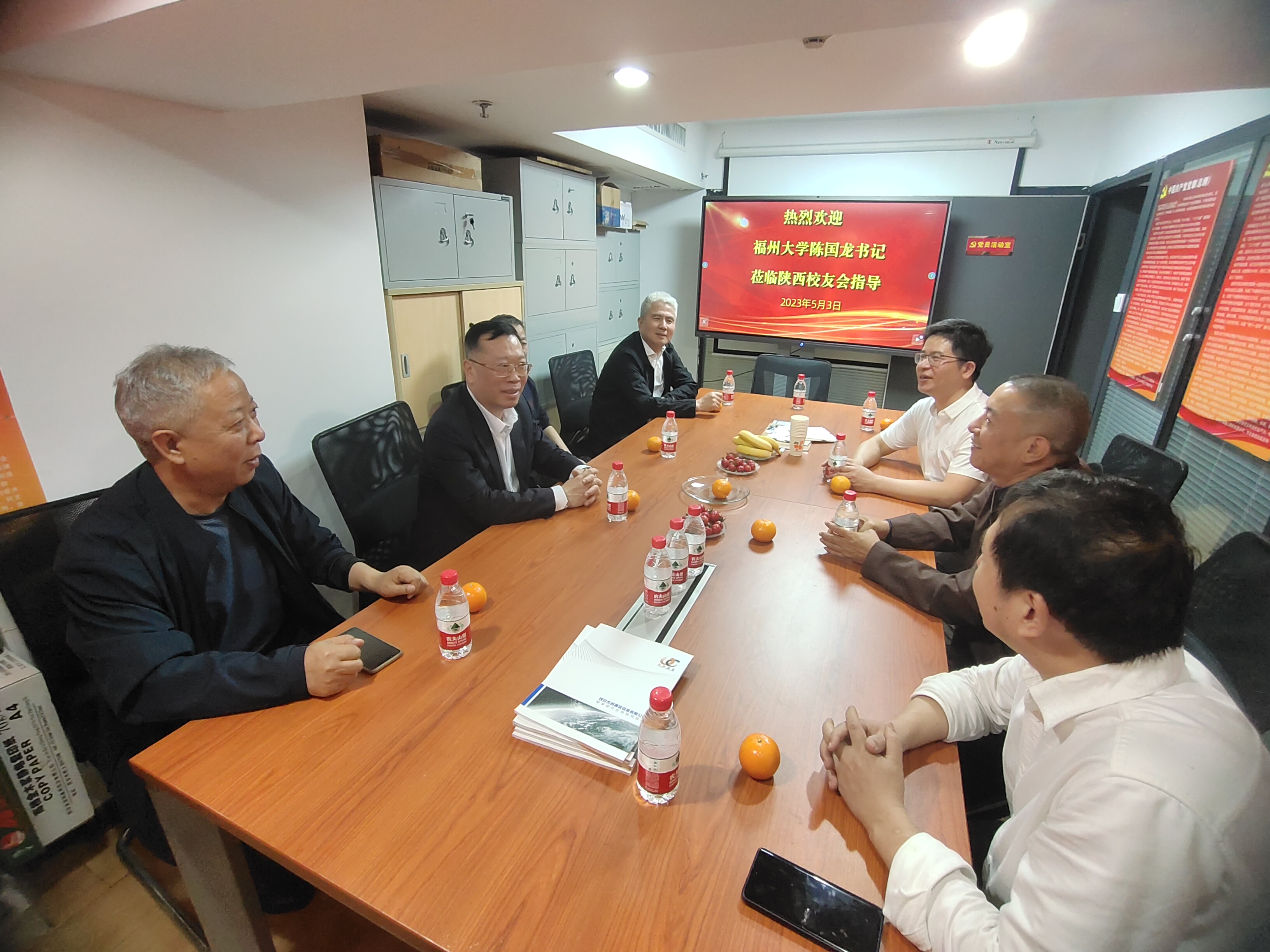 校党委陈国龙书记走访陕西校友-崔安平.jpg 校党委陈国龙书记走访陕西校友-崔安平.jpg