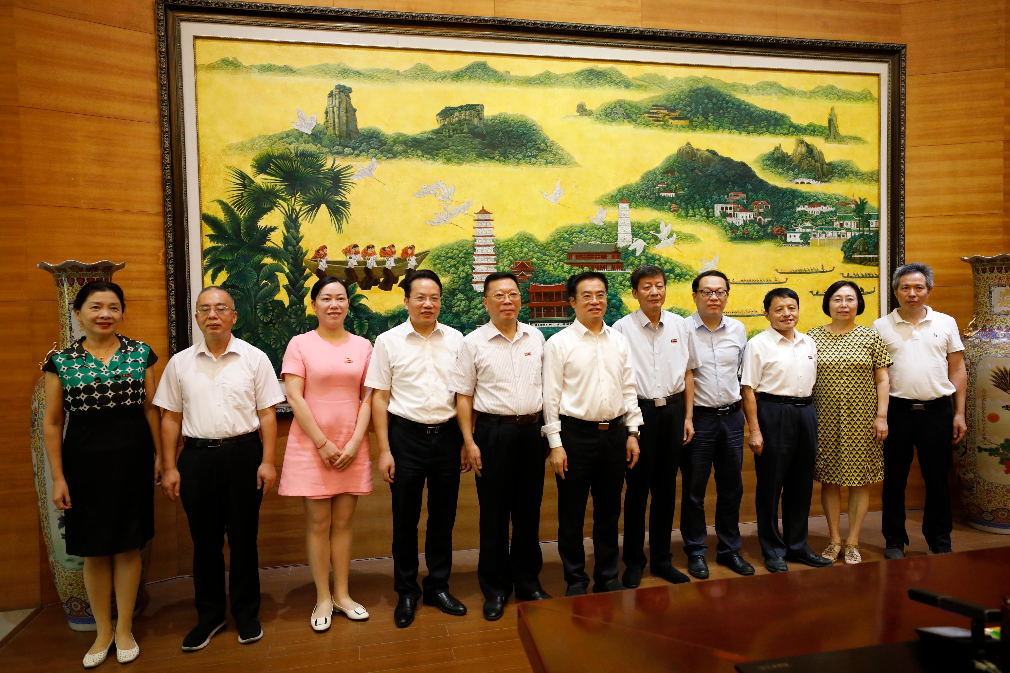 省总工会主席周联清看望慰问我校劳模与青年教师代表——校工会饶春华拍.jpg 省总工会主席周联清看望慰问我校劳模与青年教师代表——校工会饶春华拍.jpg