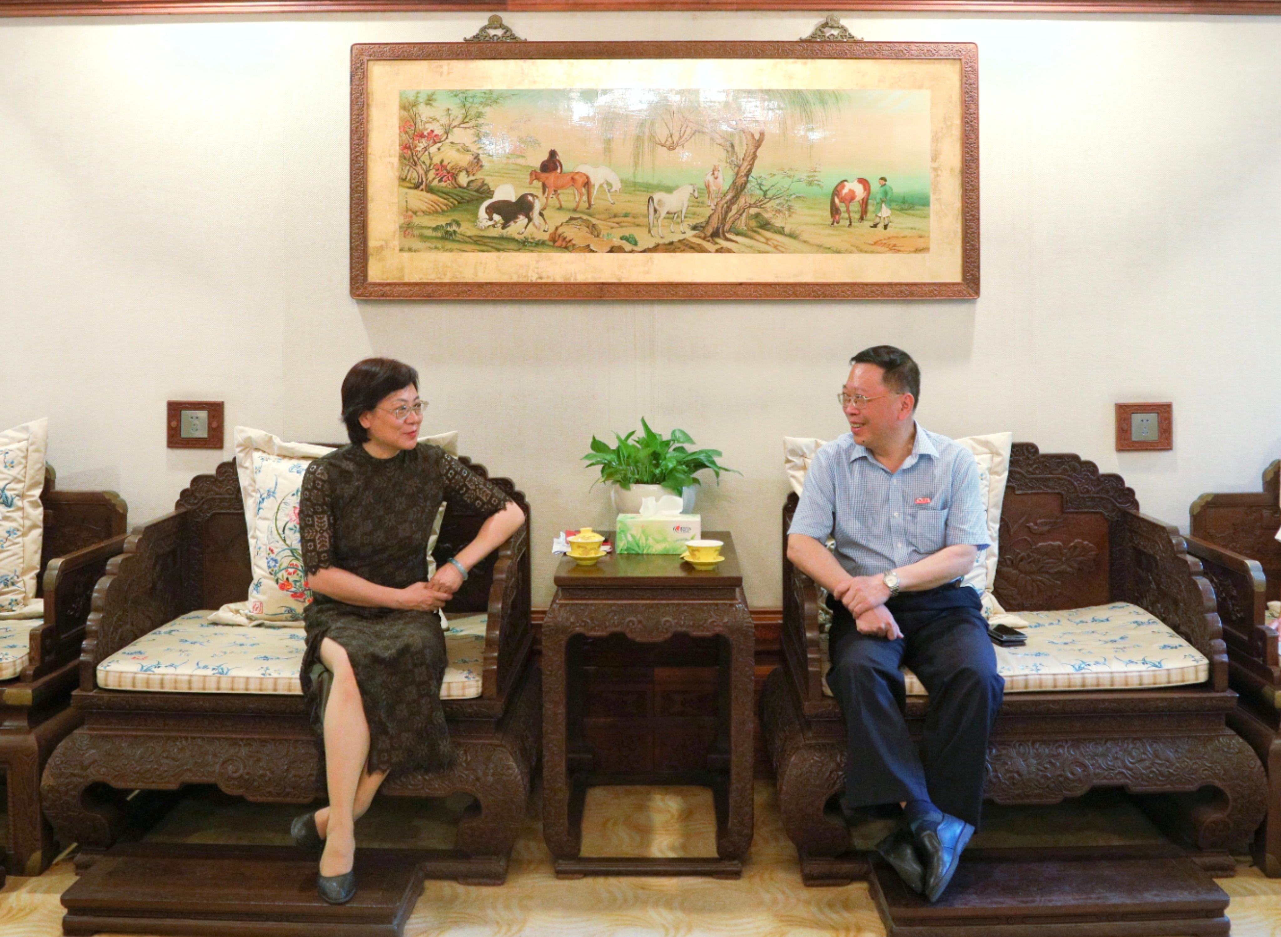 陈国龙书记在会客室会见刘弘瑜副总裁一行——苏瑛荃.jpg 陈国龙书记在会客室会见刘弘瑜副总裁一行——苏瑛荃.jpg