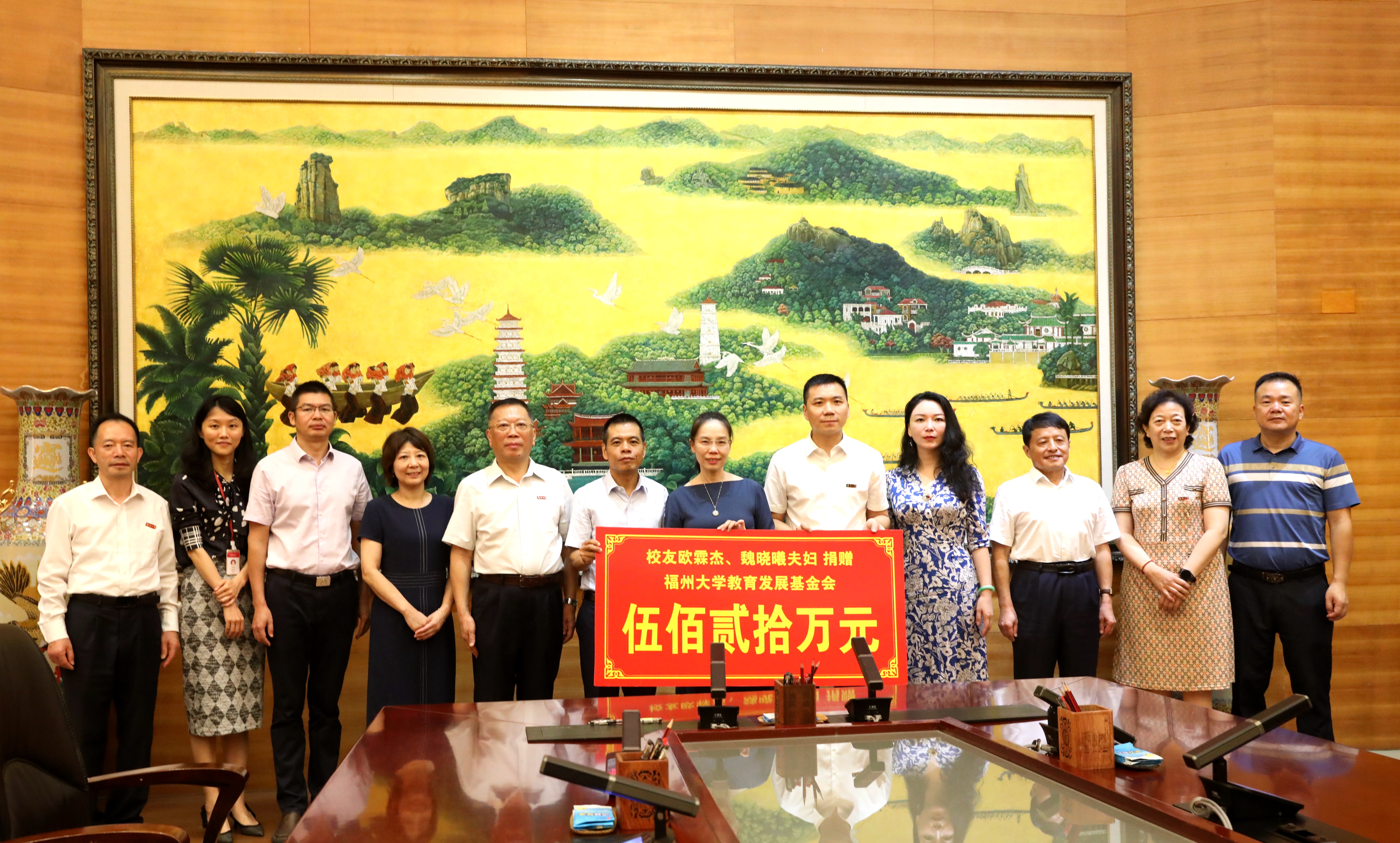 校友欧霖杰、魏晓曦夫妇捐赠签约仪式--校友会张丽琴.jpg