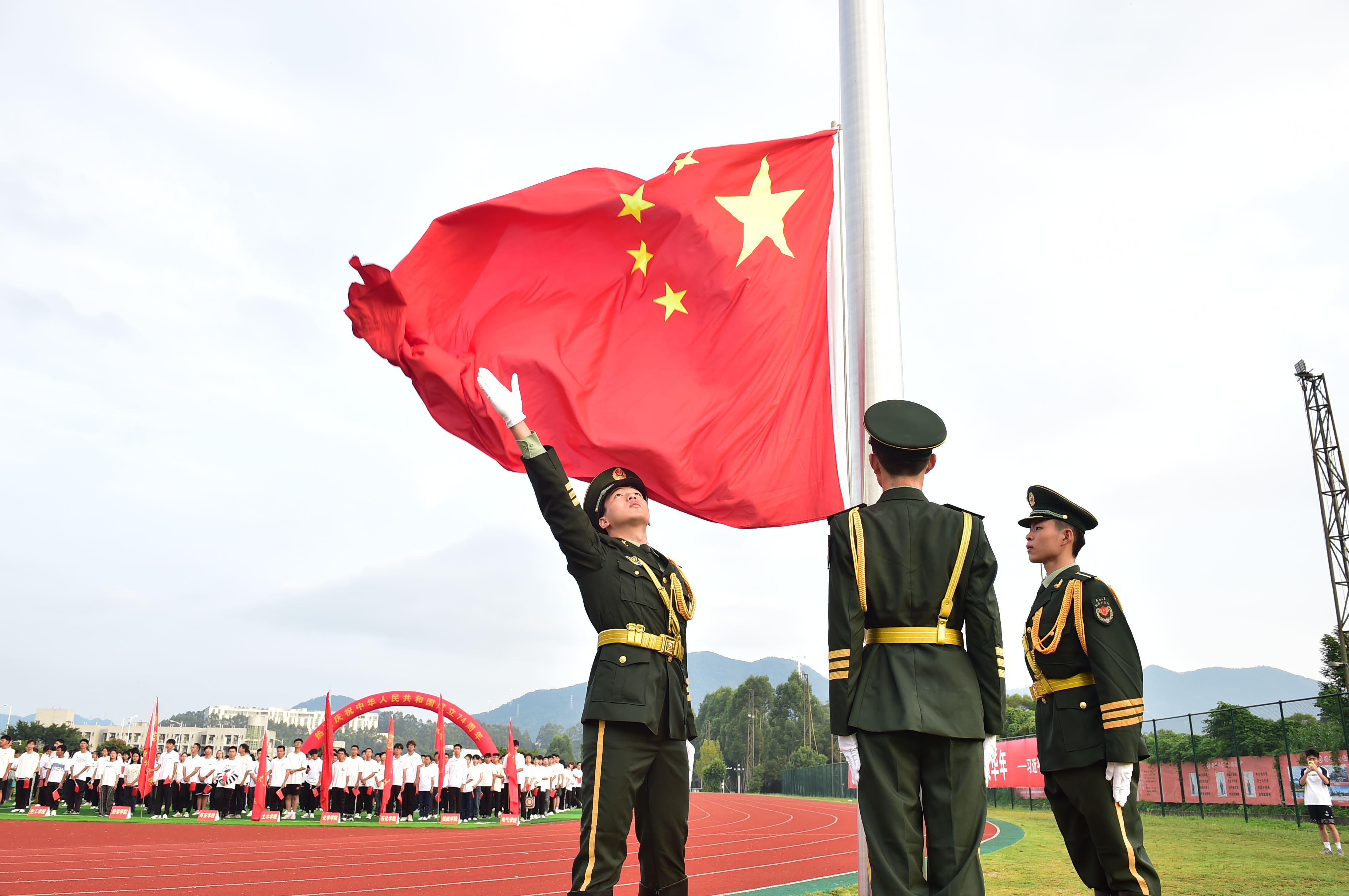 铜盘校区升旗.JPG