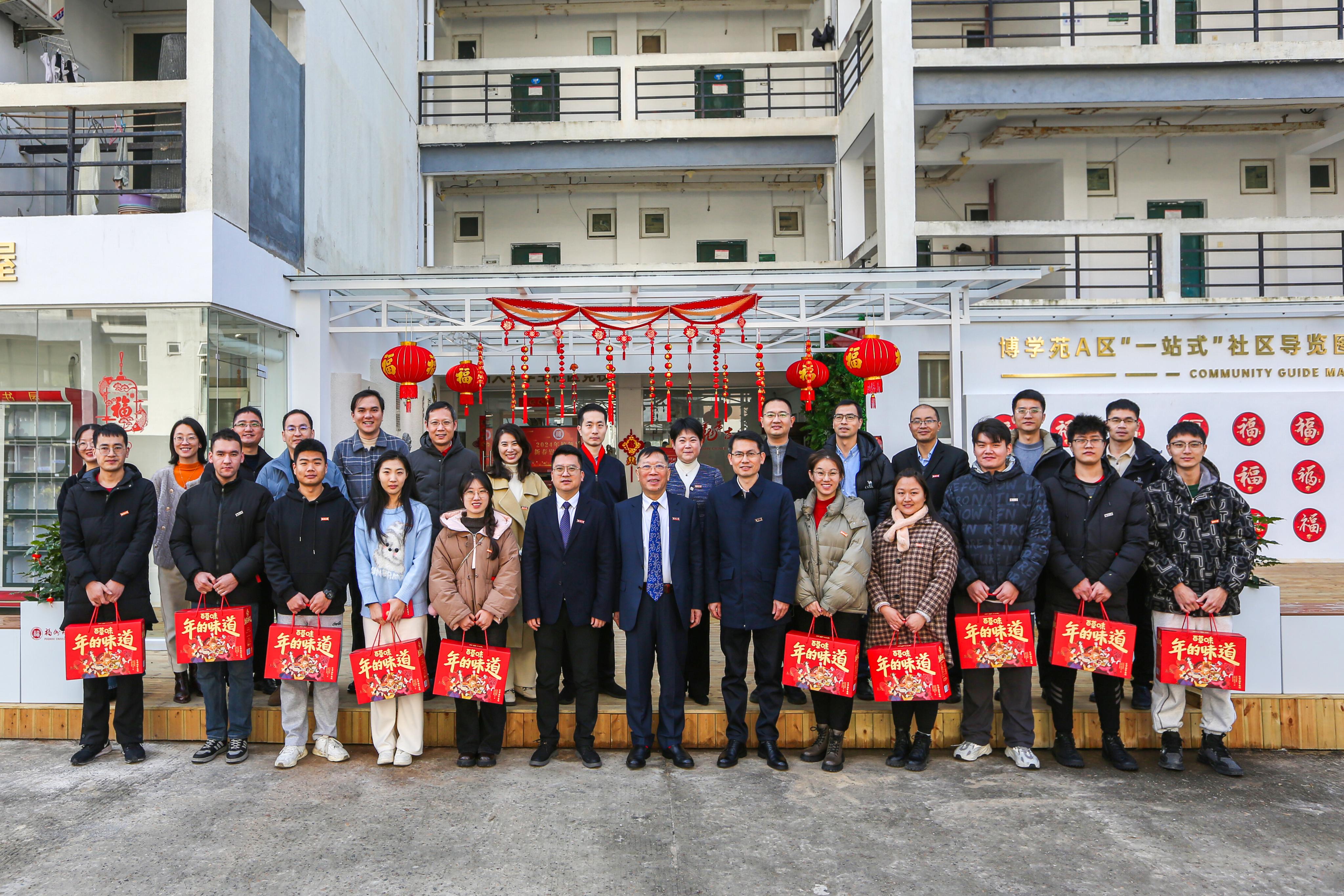 20240210校领导大年初一慰问留校学生李江川摄.jpg