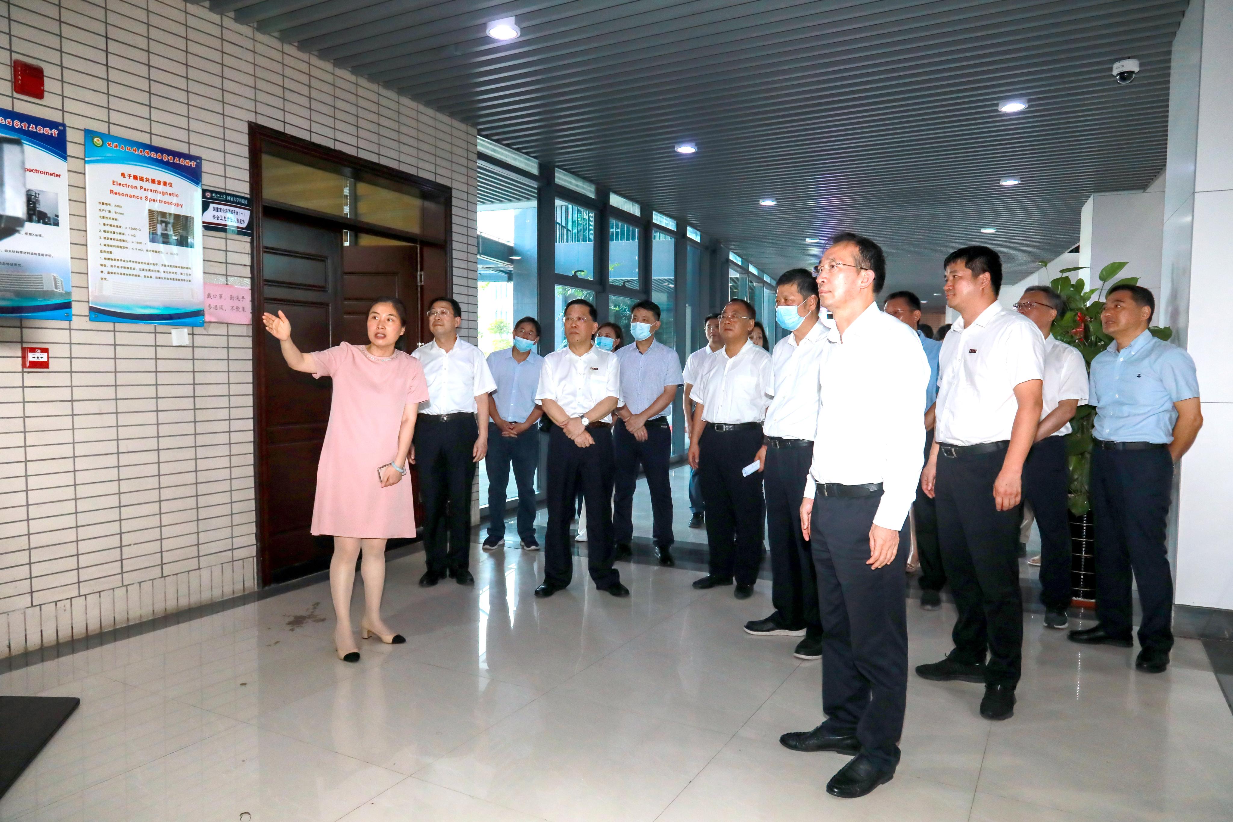 福建省人大常委会检查组来校开展专利“一法一例”执法检查-平板显示技术国家地方联合工程实验室.jpg