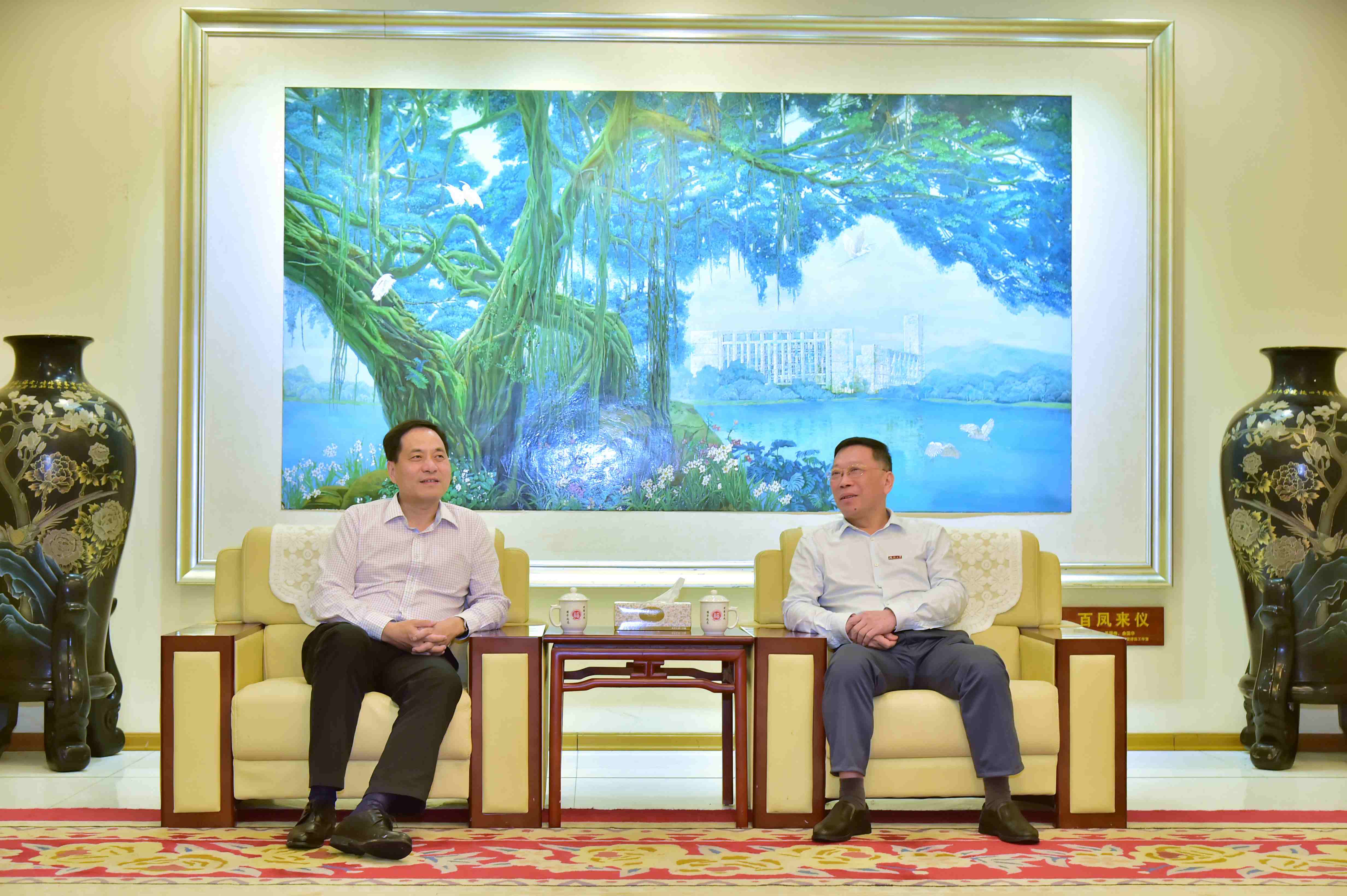 校领导与客人进行会谈-学院供图.JPG